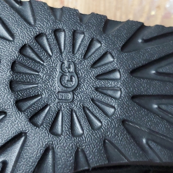 Ugg Ultra Mini size 10 Black NWT - Picture 7 of 8